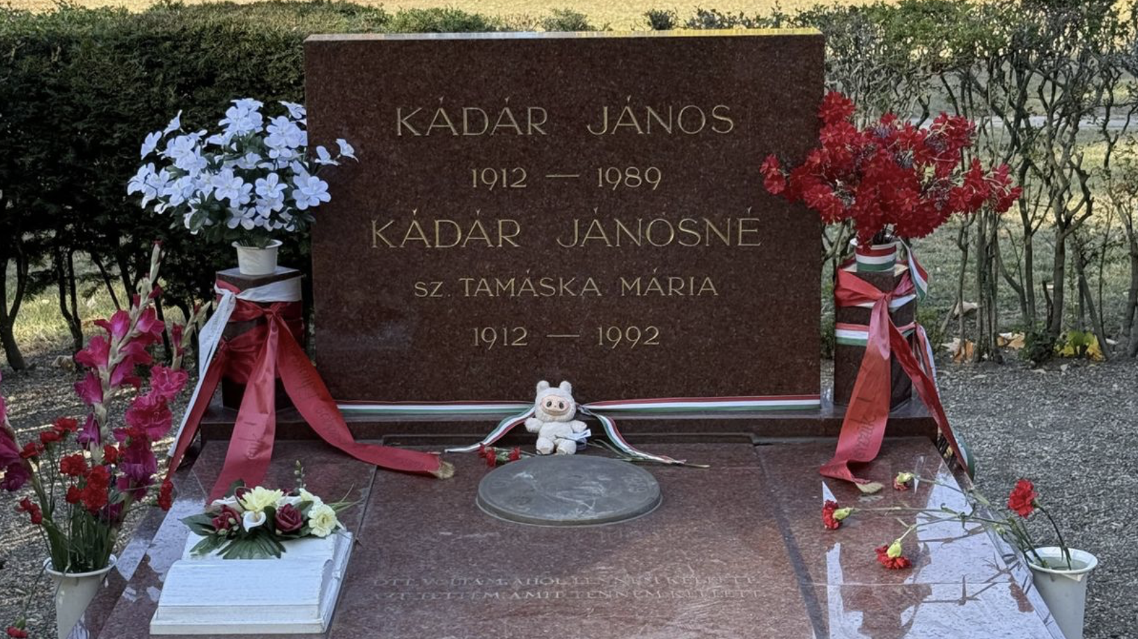 Labubu-figurát raktak Kádár János sírjára