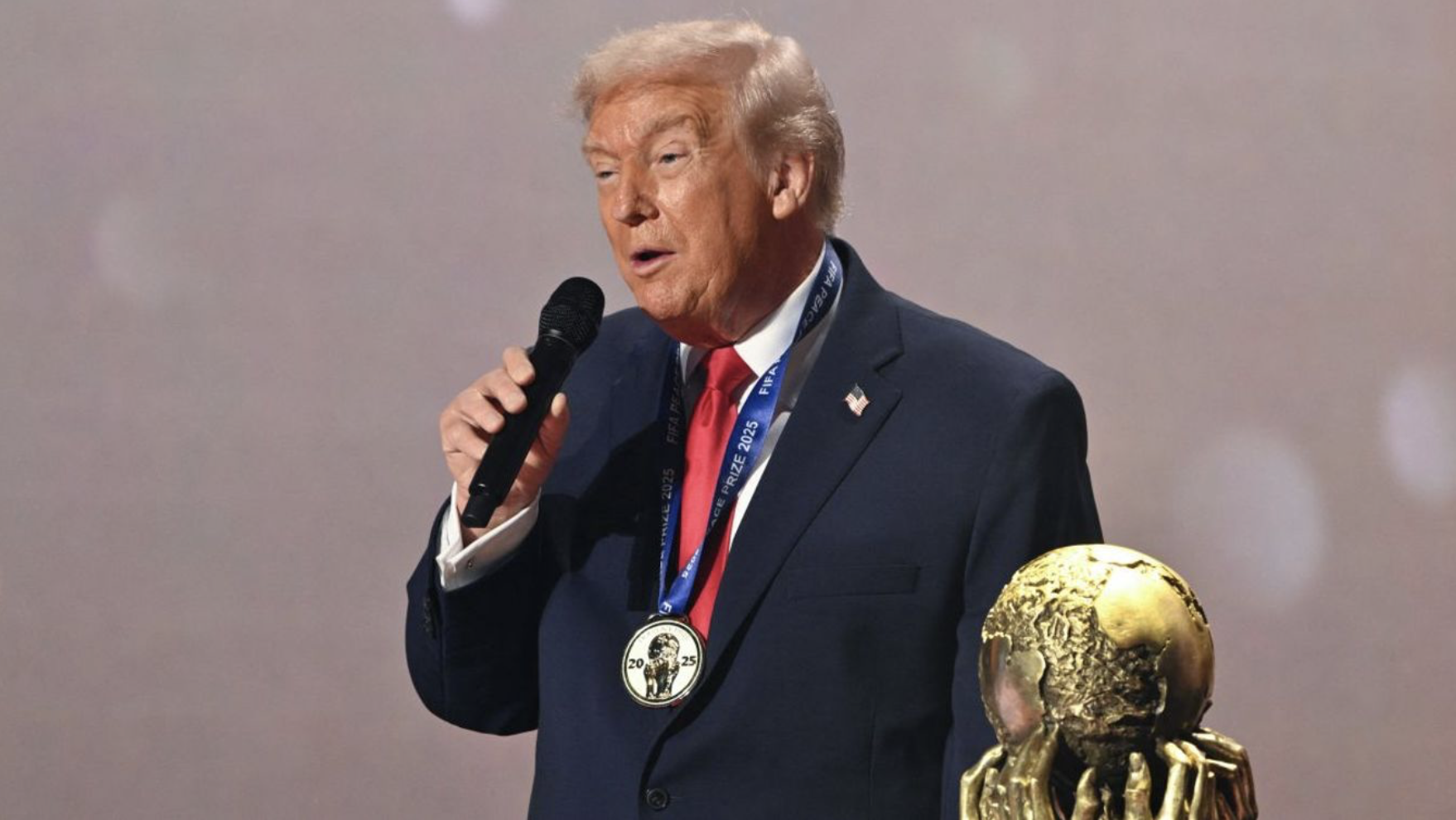 Trump megkapta az első FIFA-békedíjat
