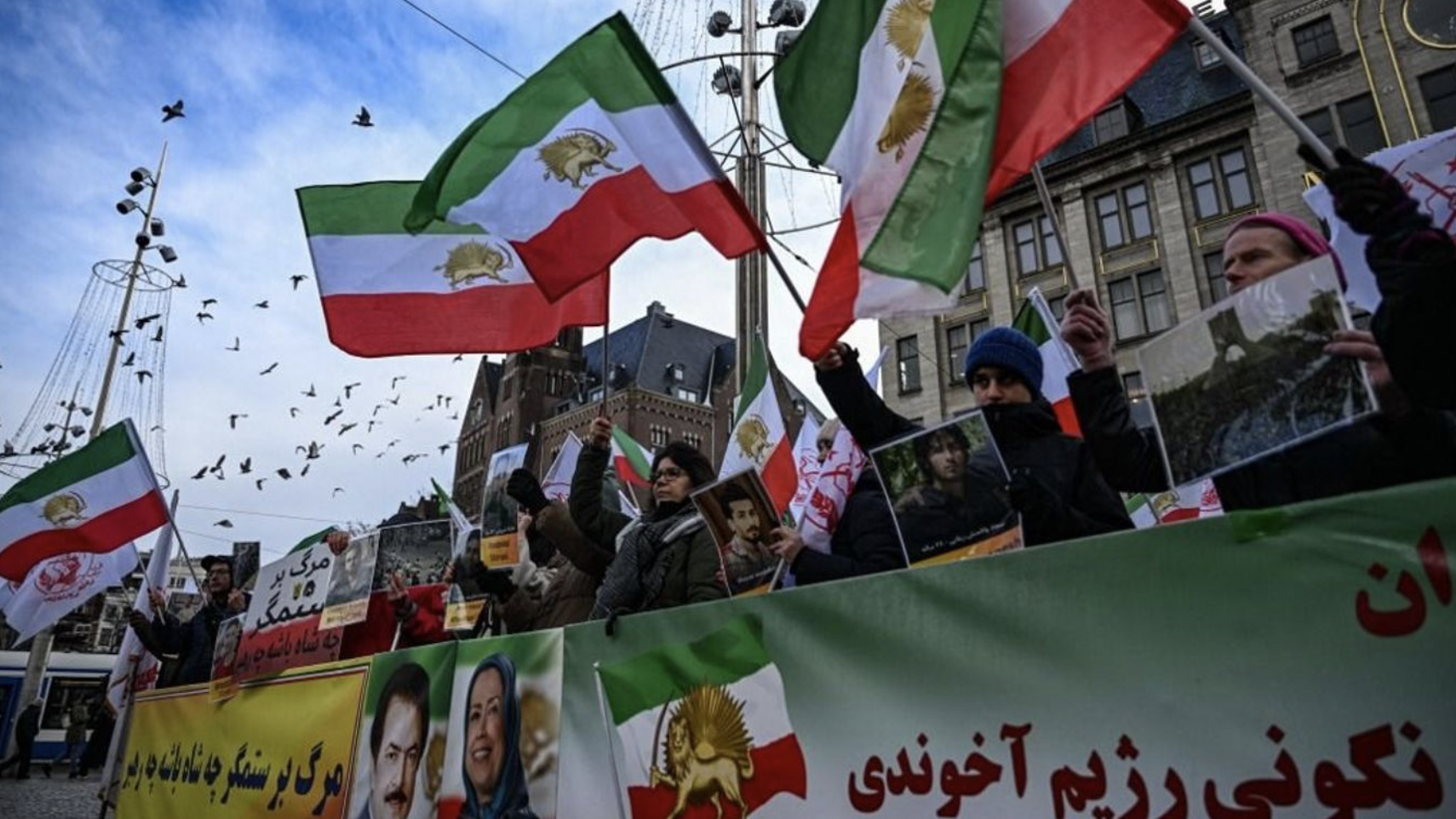 Országszerte fellángoltak a tiltakozások Iránban, már több tucat halálos áldozat van