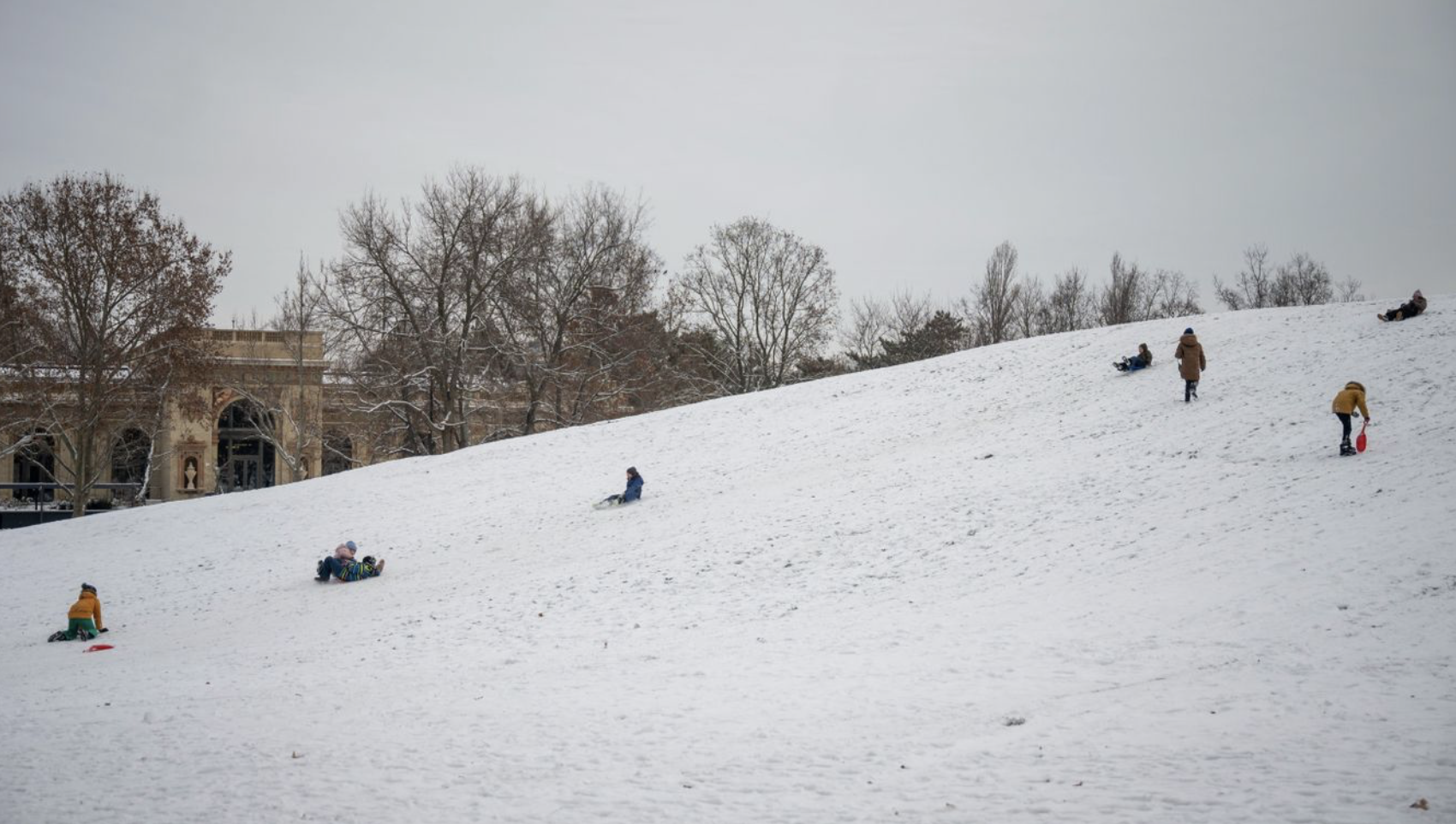 Újabb hideghullám és hózáporok: nehéz napok várnak a közlekedőkre